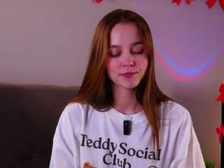 gwenacey's CamSoda show and profile