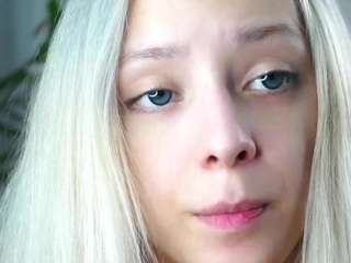 antoniahey's CamSoda show and profile