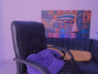 cloe-adams's live room