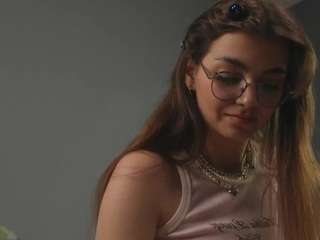 Check-out the hot entertainer Eldagoldsmith as she's rubbing her shape eldagoldsmith from CamSoda