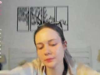 breckbenny, female webcam model,  years old, on live webcam