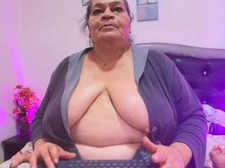 Queenmature live webcam show