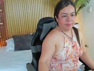 nahia-13's CamSoda show and profile