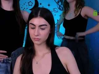 flora-ri's CamSoda show and profile