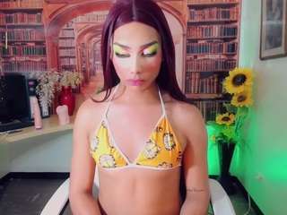emeli-roushot Live Webcam on CamSoda