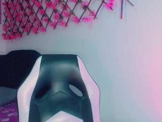 emeli-roushot Live Webcam on CamSoda