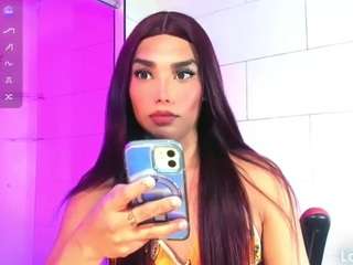 emeli-roushot Live Webcam on CamSoda