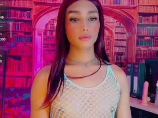 emeli-roushot Live Webcam on CamSoda