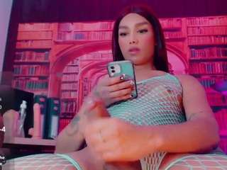 le modèle emeli-roushot est en webcam porno dans un show sur le site camsoda, il possède les tags suivants: anal toys,black hair,brown eyes,lean,orgasm,spank,tease,teen 18,young adult,hd