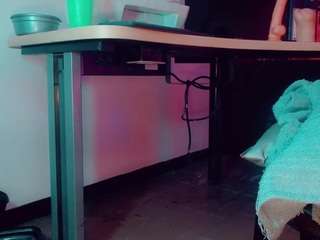 emeli-roushot Sex Cam Show