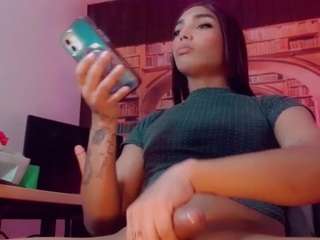 le modèle emeli-roushot est en webcam porno dans un show sur le site camsoda, il possède les tags suivants: anal toys,black hair,brown eyes,lean,orgasm,spank,tease,teen 18,young adult,hd