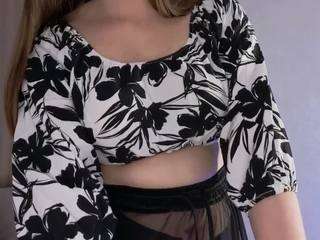 monicaerotic's CamSoda show and profile