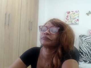 Este modelo está en vivo ahora. bustyxmilf