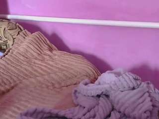 medjik-lool's CamSoda show and profile