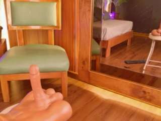 alison-mooon's CamSoda show and profile