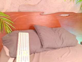 alison-mooon Live Webcam on CamSoda