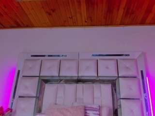 emili-clark Sex Cam Show