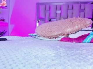 emili-clark live cam preview