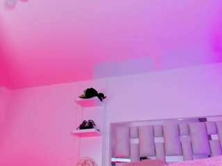 emili-clark live cam preview