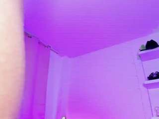 emili-clark live cam preview