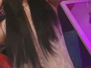该模特正在直播。 sweetcharlottecruz