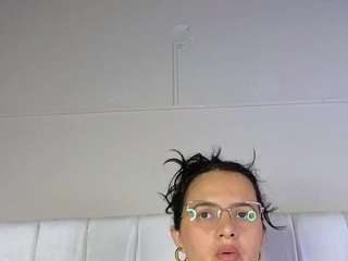 le modèle africa-holmes est en webcam porno dans un show sur le site camsoda, il possède les tags suivants: anal,anal toys,black hair,brown eyes,cowgirl,deepthroat,dildo or vibrator,double penetration,drinking,huge tits,lovense,orgasm,toys,curvy,hd