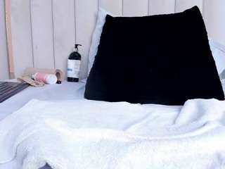 le modèle africa-holmes est en webcam porno dans un show sur le site camsoda, il possède les tags suivants: anal,anal toys,black hair,brown eyes,cowgirl,deepthroat,dildo or vibrator,double penetration,drinking,huge tits,lovense,orgasm,toys,curvy,hd