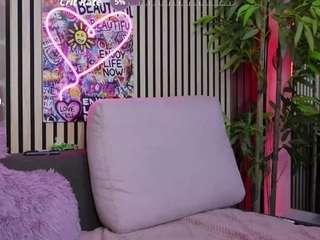 melaniatress Live Webcam on CamSoda