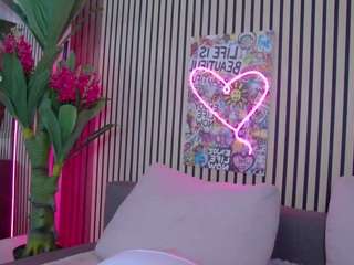 melaniatress's CamSoda show and profile