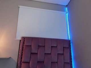 โมเดลนี้กำลังถ่ายทอดสดอยู่. roxy-stone1