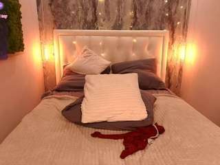 violetbomer's CamSoda show and profile