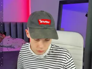 Chris-18rown's Live Sex Cam Show