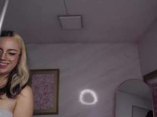 hela-v Live Webcam on CamSoda