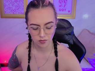 hela-v's CamSoda show and profile