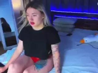 MikkiShows's Live Sex Cam Show