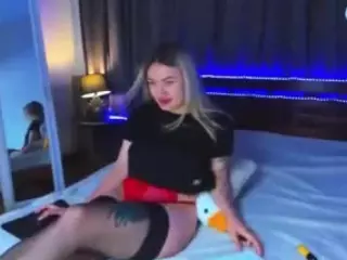 MikkiShows's Live Sex Cam Show