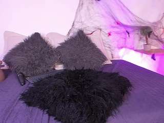 Emycross - versed broadcaster for a crazy live broadcast emycross from CamSoda