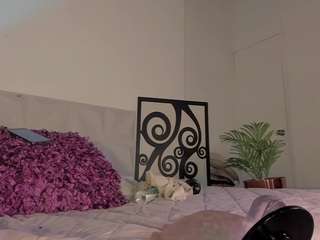Emy Cross live cam preview
