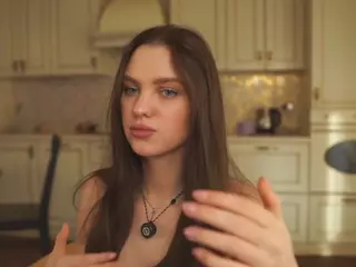 QueenieHarwick's Live Sex Cam Show