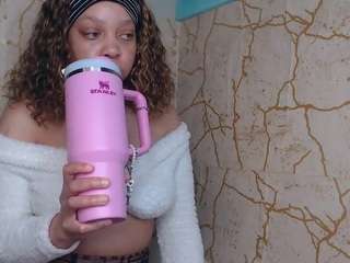 REDBONELOLLY live cam on CamSoda