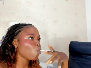SARAA-COLLIINS's Live Sex Cam Show