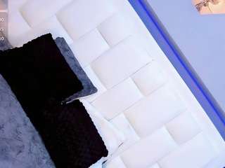 angeles-bust Live Webcam on CamSoda