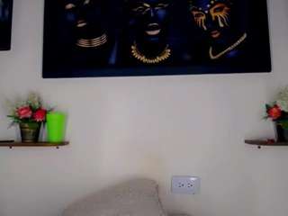 aishasexy18's CamSoda show and profile