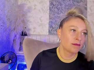 BlondeHotMilf Liiana live webcam show