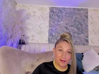 BlondeHotMilf Liiana live webcam show