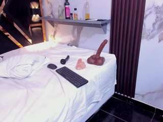 sara-tompsonn's CamSoda show and profile