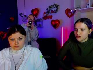 mona-cloud's CamSoda show and profile