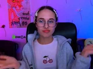 mona-cloud's CamSoda show and profile