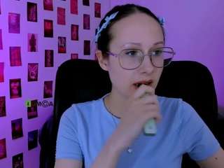 mona-cloud live webcam show