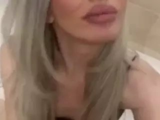 RoxyAntebellum1111's Live Sex Cam Show